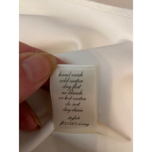 Buttons Sleeveless Ivory Lace Floral Shift Dress With Scalloped Hem - Picture 9 of 10